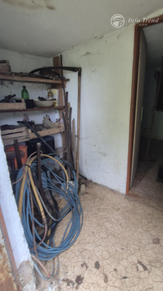 Veľký pozemok v Bardejove časť za Šibeňou horou s murovanou chatou