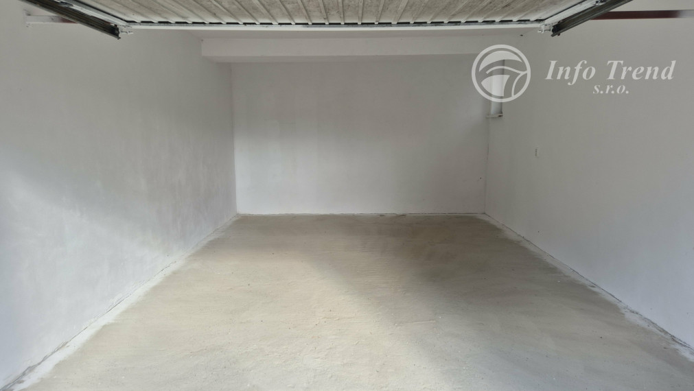 Priestranný 2 izbový byt s garážou v obci Kurima