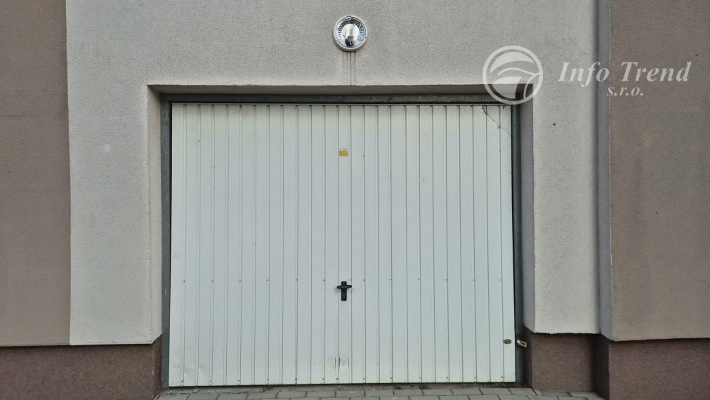 Priestranný 2 izbový byt s garážou v obci Kurima