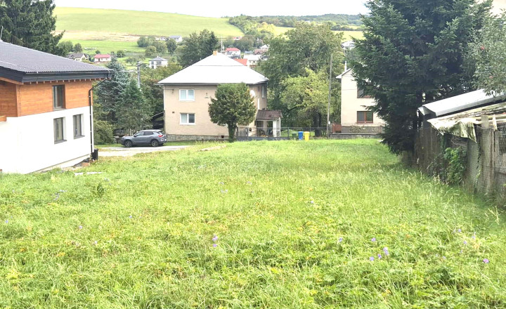 Stavebný pozemok v obci Kobyly - fotografia 1