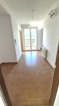 Priestranný 2 izbový byt s garážou v obci Kurima - fotografia 6