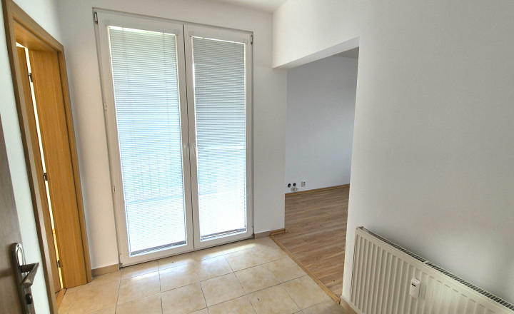 Priestranný 2 izbový byt s garážou v obci Kurima - fotografia 9