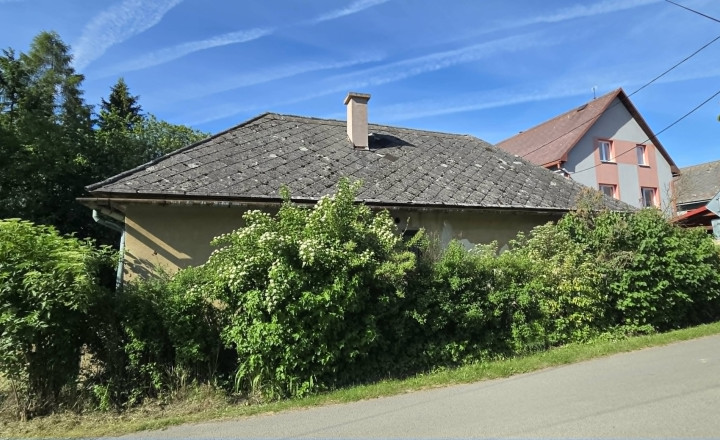 Stavebný pozemok so starým domom v obci HERTNÍK - fotografia 1